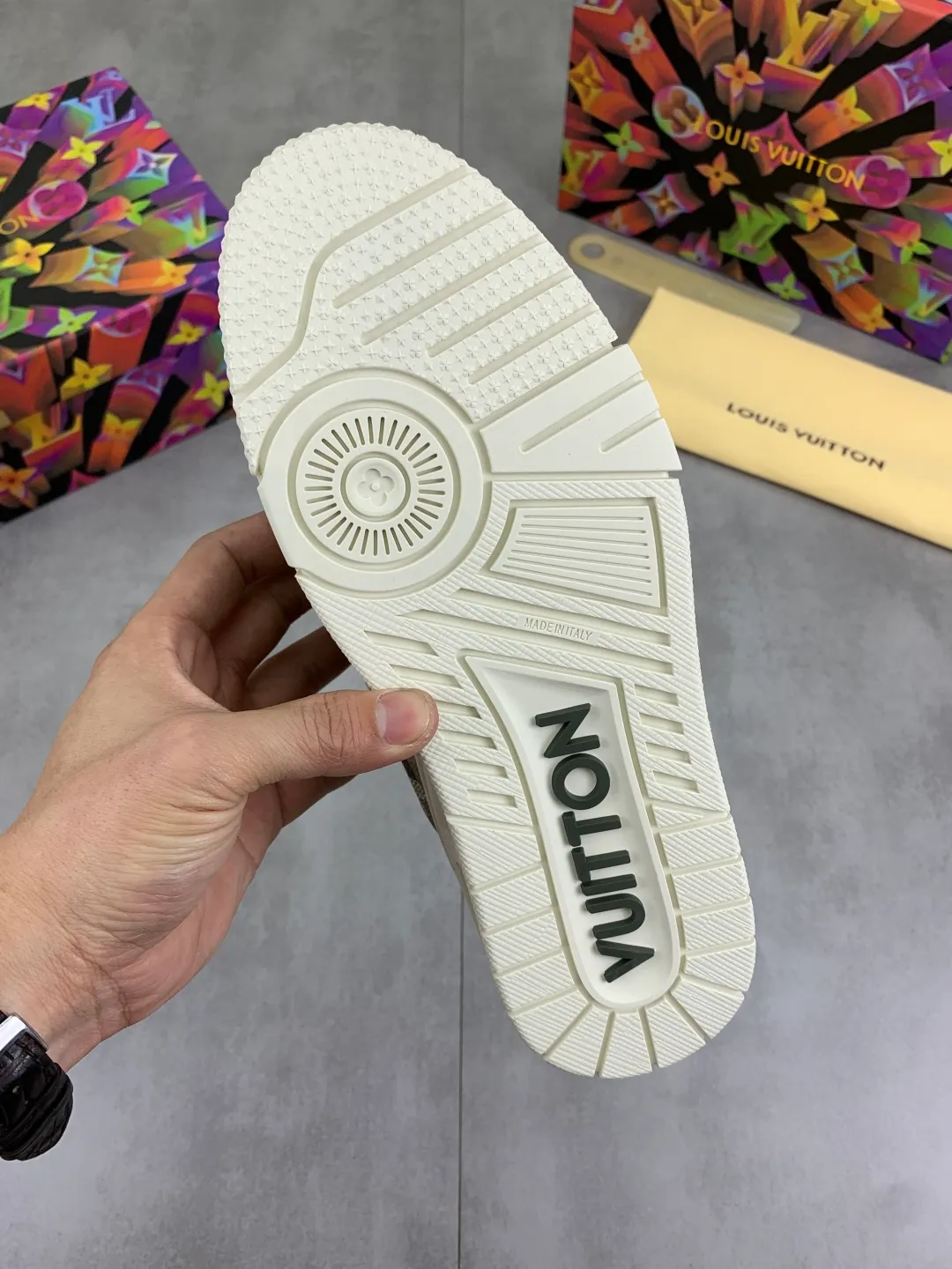 Men's men's shoes 💰P580 New style 💰💎💎Latest color High version 2025Louis*Vuitto* LV Traine Catwalk TRAINER outsole and fabric private model A shoe that definitely costs a lot of money and effort. This series was designed after the arrival of Vifgil. It is favored by many fans every season. Original TPU outsole Original packaging Color: black Available in white (available from stock, super fast shipping) Code number: 35-46
